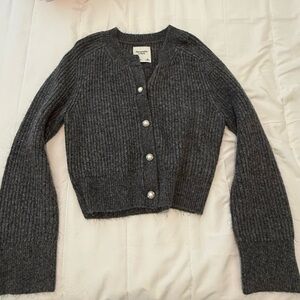 Abercrombie and Fitch Gray Ribbed Button-Up Cropped Cardigan